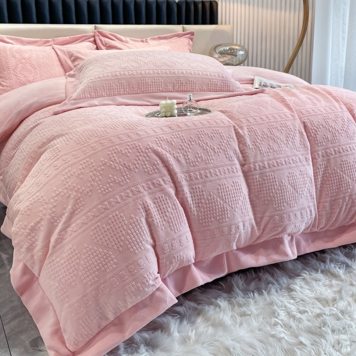 91家纺网 家纺一手货源 找家纺 慕尚 2022新款高克重纯色牛奶绒剪花雕花四件套 爱心粉