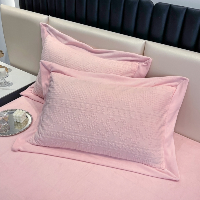 91家纺网 家纺一手货源 找家纺 慕尚 2022新款高克重纯色牛奶绒剪花雕花四件套 爱心粉