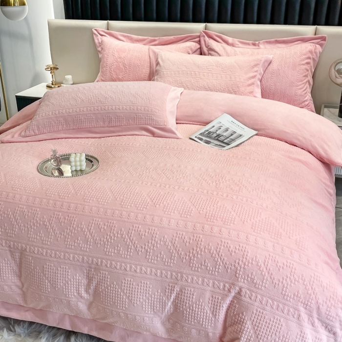 91家纺网 家纺一手货源 找家纺 慕尚 2022新款高克重纯色牛奶绒剪花雕花四件套 爱心粉