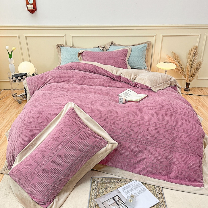 91家纺网 家纺一手货源 找家纺 慕尚 2022新款高克重纯色牛奶绒剪花雕花四件套 爱心豆沙