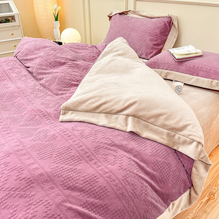 91家纺网 家纺一手货源 找家纺 慕尚 2022新款高克重纯色牛奶绒剪花雕花四件套 爱心豆沙