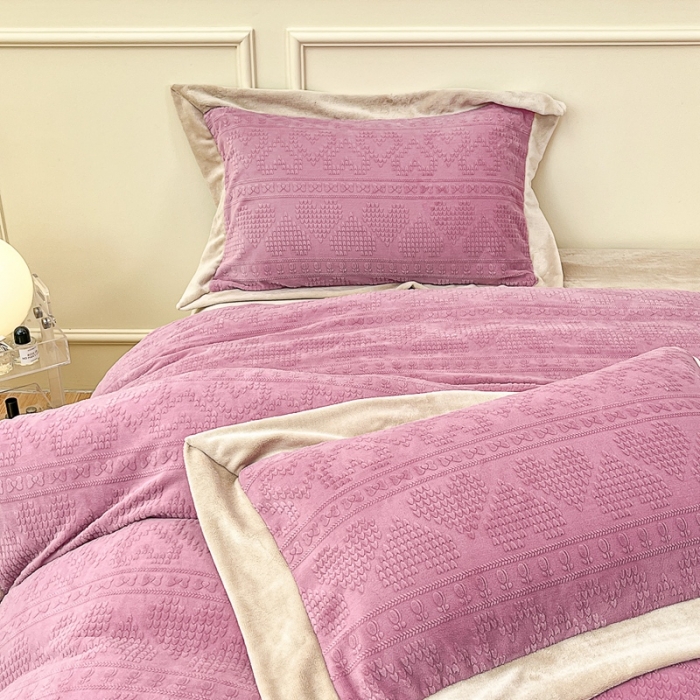 91家纺网 家纺一手货源 找家纺 慕尚 2022新款高克重纯色牛奶绒剪花雕花四件套 爱心豆沙