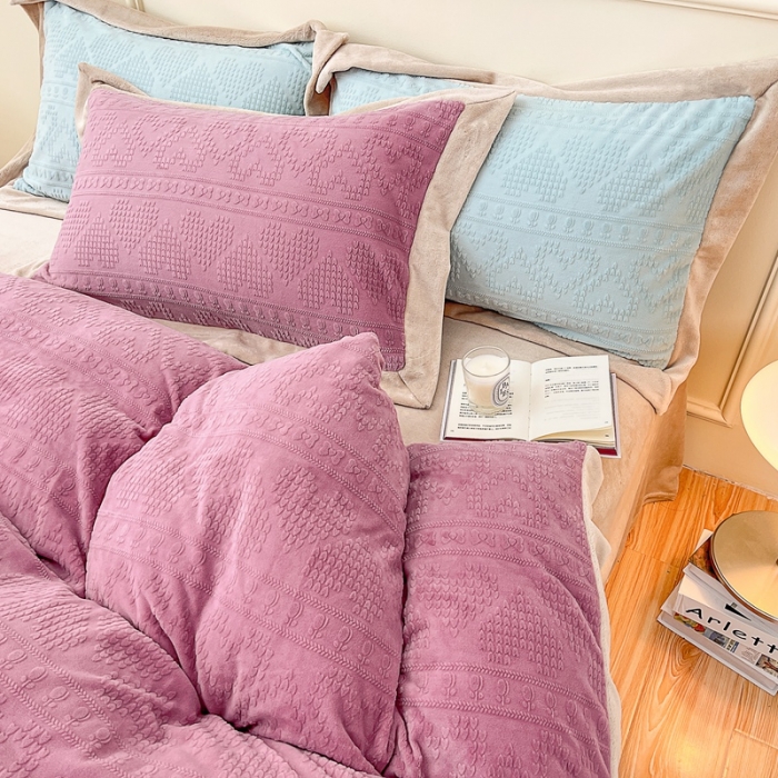 91家纺网 家纺一手货源 找家纺 慕尚 2022新款高克重纯色牛奶绒剪花雕花四件套 爱心豆沙