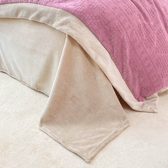 91家纺网 家纺一手货源 找家纺 慕尚 2022新款高克重纯色牛奶绒剪花雕花四件套 爱心豆沙