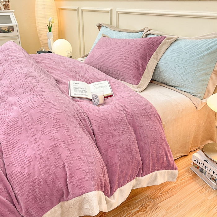 91家纺网 家纺一手货源 找家纺 慕尚 2022新款高克重纯色牛奶绒剪花雕花四件套 爱心豆沙