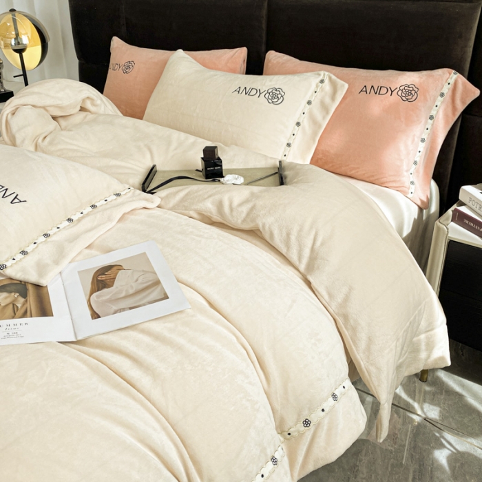 91家纺网 家纺一手货源 找家纺 米彩2023年高克重纯色牛奶绒刺绣四件套安迪系列 米月白