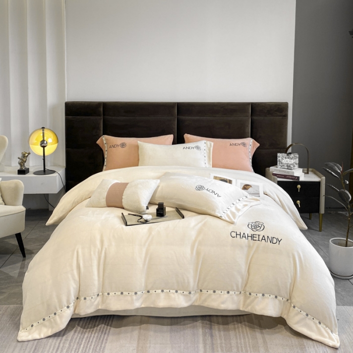 91家纺网 家纺一手货源 找家纺 米彩2023年高克重纯色牛奶绒刺绣四件套安迪系列 米月白