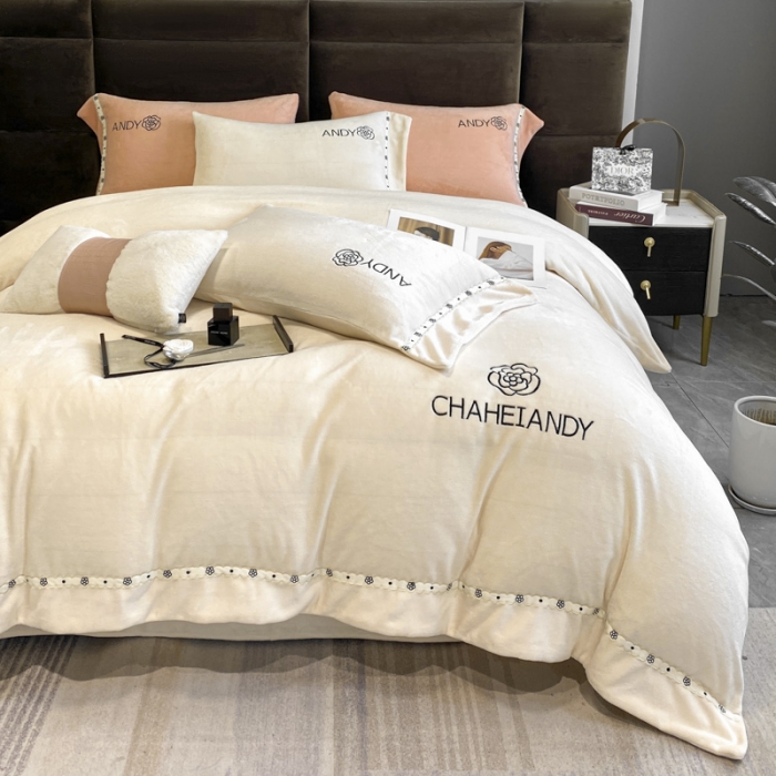 91家纺网 家纺一手货源 找家纺 米彩2023年高克重纯色牛奶绒刺绣四件套安迪系列 米月白