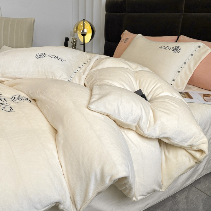 91家纺网 家纺一手货源 找家纺 米彩2023年高克重纯色牛奶绒刺绣四件套安迪系列 米月白