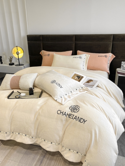 91家纺网 家纺一手货源 找家纺 米彩2023年高克重纯色牛奶绒刺绣四件套安迪系列 米月白