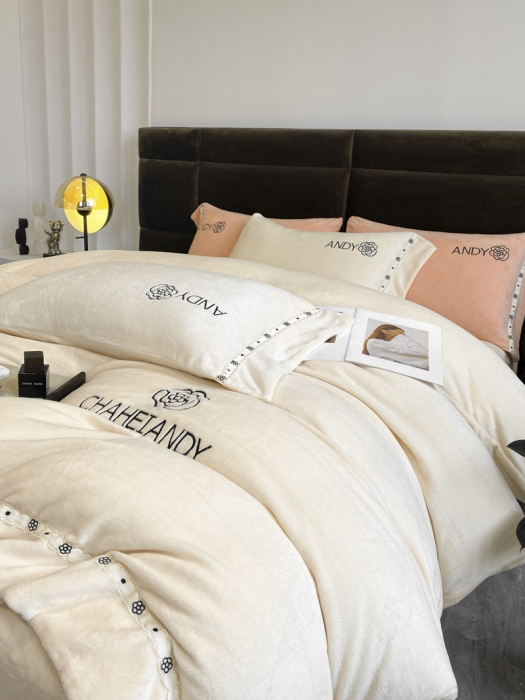 91家纺网 家纺一手货源 找家纺 米彩2023年高克重纯色牛奶绒刺绣四件套安迪系列 米月白