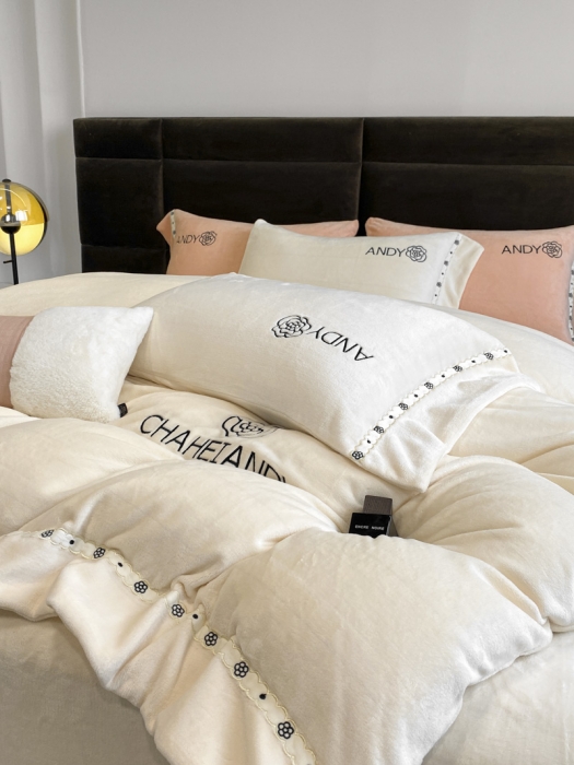 91家纺网 家纺一手货源 找家纺 米彩2023年高克重纯色牛奶绒刺绣四件套安迪系列 米月白