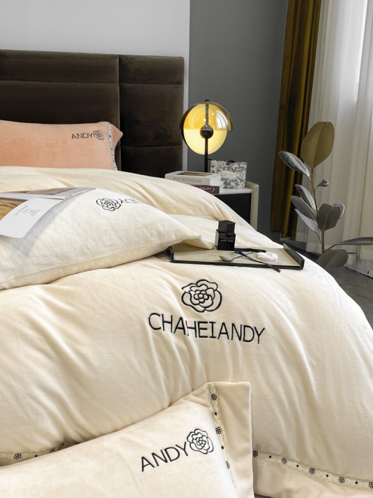 91家纺网 家纺一手货源 找家纺 米彩2023年高克重纯色牛奶绒刺绣四件套安迪系列 米月白