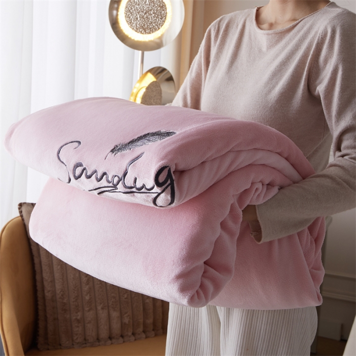 91家纺网 家纺一手货源 找家纺 骏腾家纺 2022新款牛奶绒羊羔绒被套毯系列 羽毛-粉玉