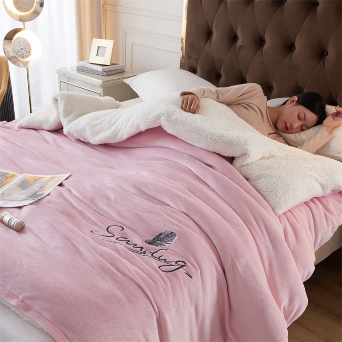 91家纺网 家纺一手货源 找家纺 骏腾家纺 2022新款牛奶绒羊羔绒被套毯系列 羽毛-粉玉