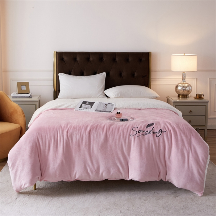 91家纺网 家纺一手货源 找家纺 骏腾家纺 2022新款牛奶绒羊羔绒被套毯系列 羽毛-粉玉