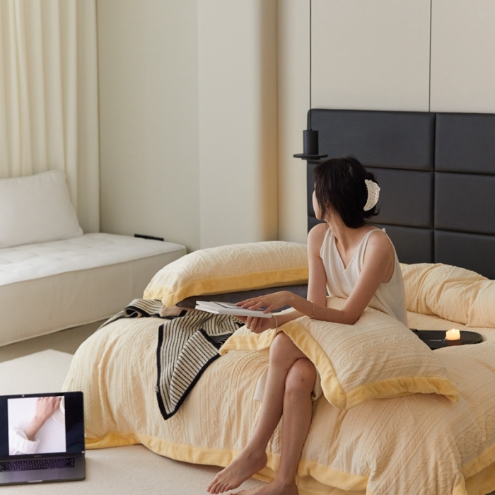 91家纺网 家纺一手货源 找家纺 梦享生活 2022新款牛奶雕花绒四件套 花枝-奶黄