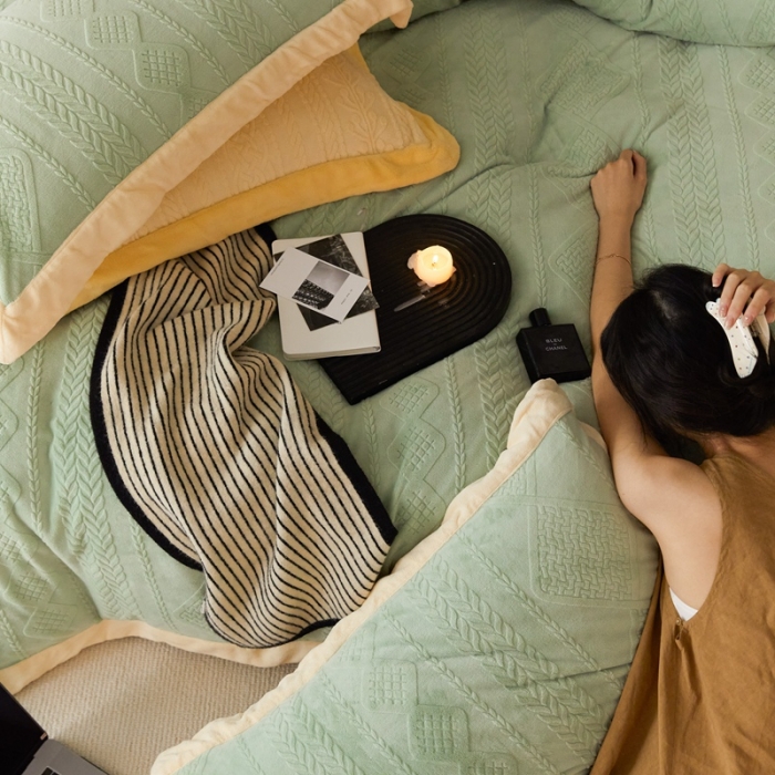 91家纺网 家纺一手货源 找家纺 梦享生活 2022新款牛奶雕花绒四件套 菱形格-绿