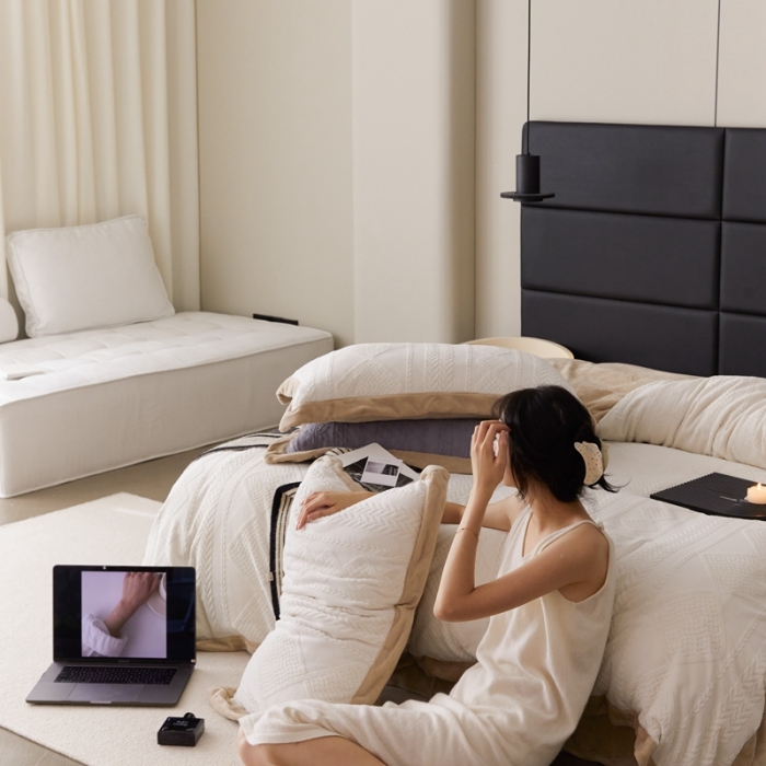 91家纺网 家纺一手货源 找家纺 梦享生活 2022新款牛奶雕花绒四件套 菱形格-白