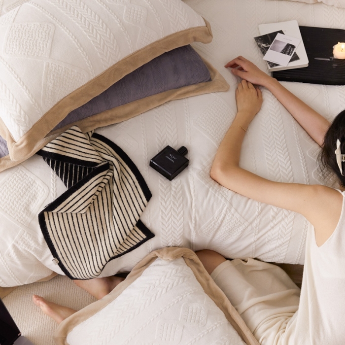 91家纺网 家纺一手货源 找家纺 梦享生活 2022新款牛奶雕花绒四件套 菱形格-白