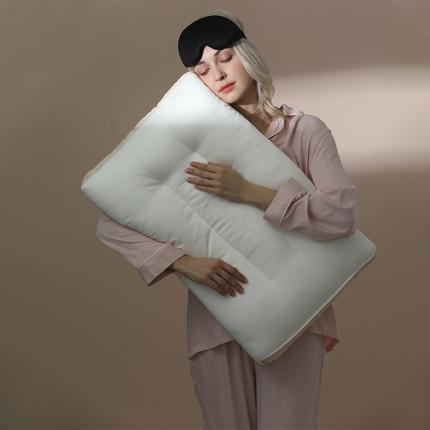 （总） 魅庭 2022新款珍珠蛋白枕芯模特图