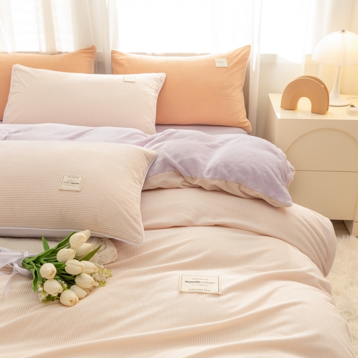 91家纺网 家纺一手货源 找家纺 秀色Ａ类加厚保暖牛奶绒被套珊瑚绒ins风四件套奶昔白+香芋紫