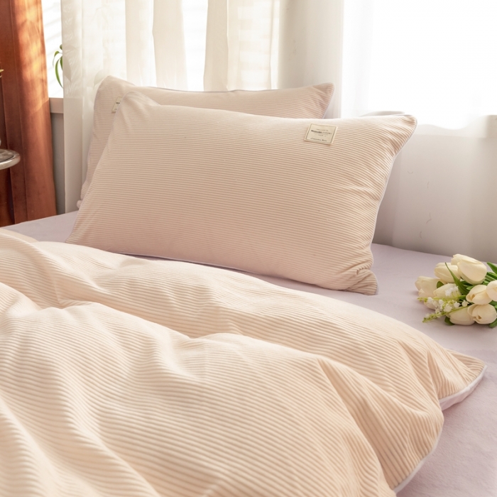 91家纺网 家纺一手货源 找家纺 秀色Ａ类加厚保暖牛奶绒被套珊瑚绒ins风四件套奶昔白+香芋紫