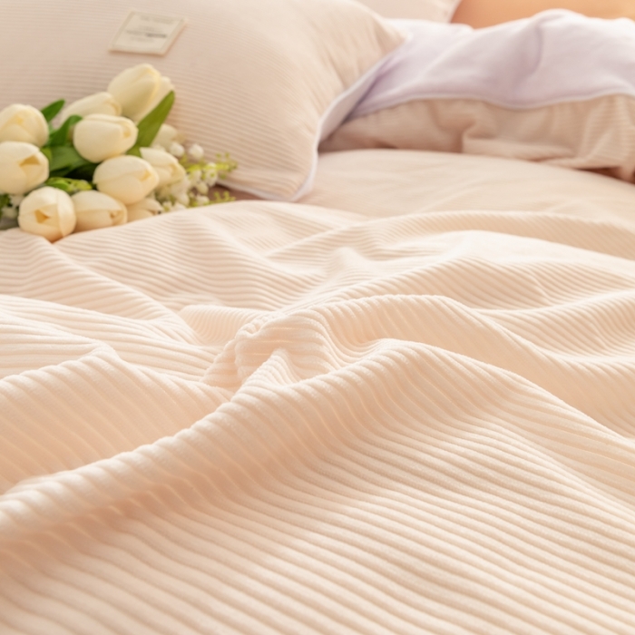 91家纺网 家纺一手货源 找家纺 秀色Ａ类加厚保暖牛奶绒被套珊瑚绒ins风四件套奶昔白+香芋紫