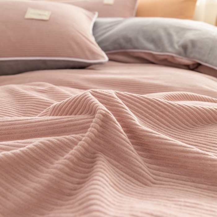 91家纺网 家纺一手货源 找家纺 秀色 Ａ类加厚保暖牛奶绒被套珊瑚绒ins风四件套藕粉+金属灰