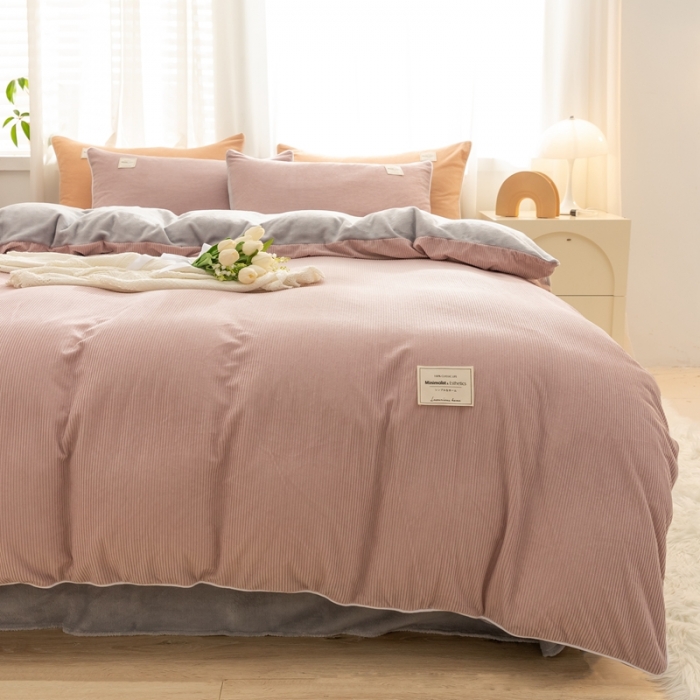 91家纺网 家纺一手货源 找家纺 秀色 Ａ类加厚保暖牛奶绒被套珊瑚绒ins风四件套藕粉+金属灰