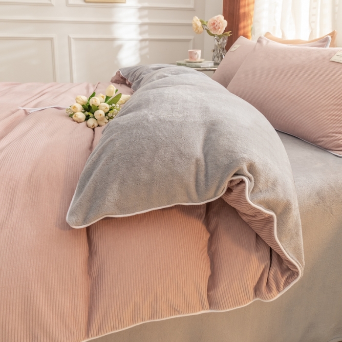 91家纺网 家纺一手货源 找家纺 秀色 Ａ类加厚保暖牛奶绒被套珊瑚绒ins风四件套藕粉+金属灰