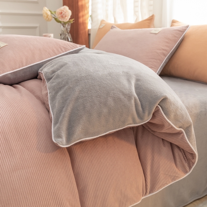 91家纺网 家纺一手货源 找家纺 秀色 Ａ类加厚保暖牛奶绒被套珊瑚绒ins风四件套藕粉+金属灰