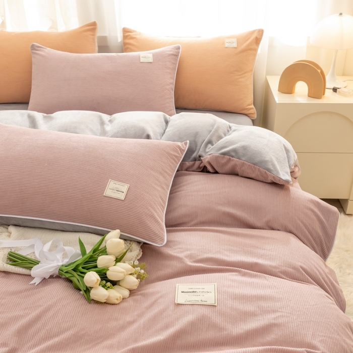 91家纺网 家纺一手货源 找家纺 秀色 Ａ类加厚保暖牛奶绒被套珊瑚绒ins风四件套藕粉+金属灰