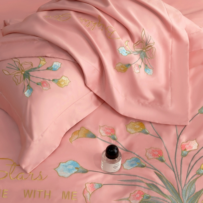 91家纺网 家纺一手货源 找家纺 宅家居 马蹄莲系列-轻奢弯边刺绣小香风纯棉长绒棉 初恋粉