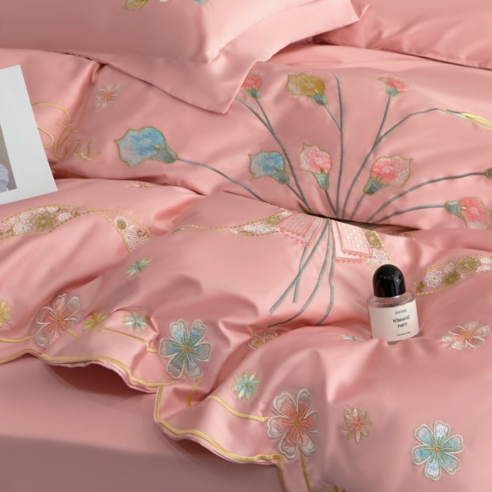 91家纺网 家纺一手货源 找家纺 宅家居 马蹄莲系列-轻奢弯边刺绣小香风纯棉长绒棉 初恋粉