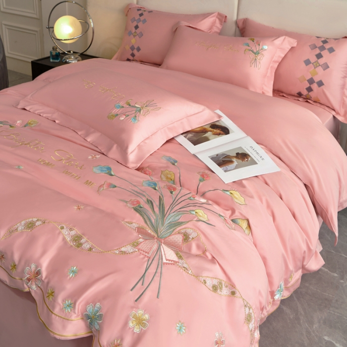 91家纺网 家纺一手货源 找家纺 宅家居 马蹄莲系列-轻奢弯边刺绣小香风纯棉长绒棉 初恋粉