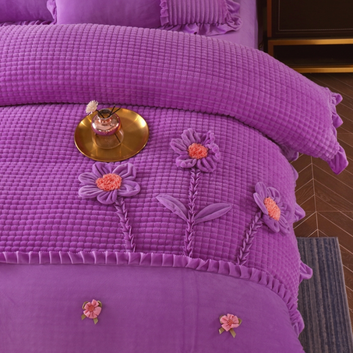 91家纺网 家纺一手货源 找家纺 兴美佳 魔法绒手工盘花四件套-三花争艳 雪青