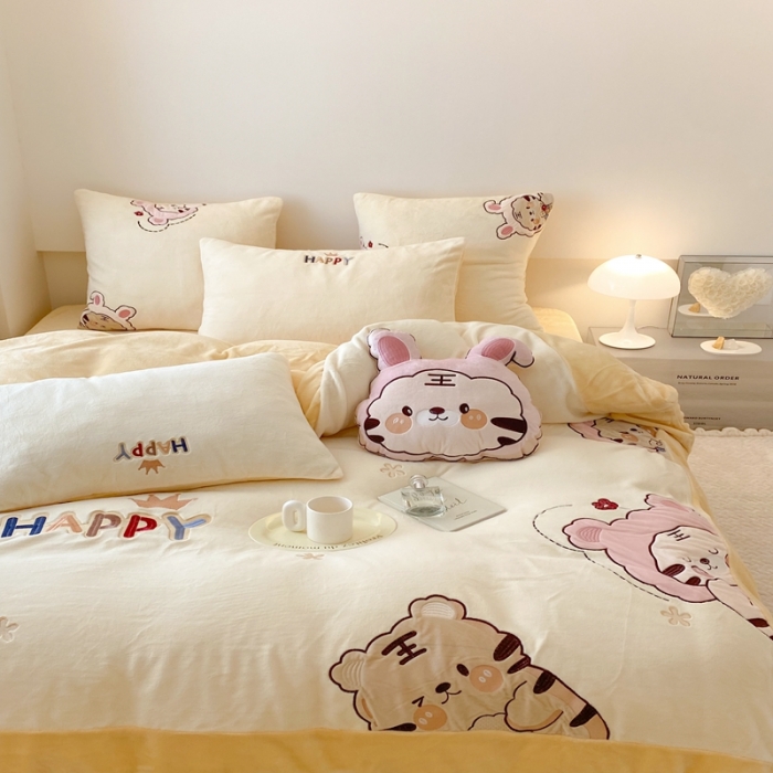 91家纺网 家纺一手货源 找家纺 昔可 2022新款高品质牛奶绒刺绣工艺款四件套 淘气虎