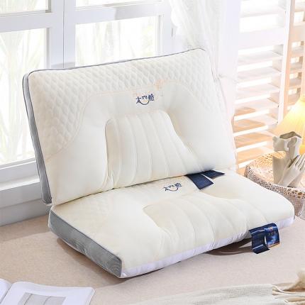 91家纺网 家纺一手货源 找家纺 梦叶草新款三边网边云端舱含有乳胶片芯枕头 一号太空舱三边-灰边