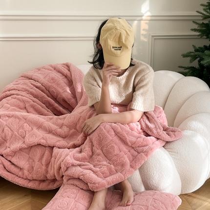 91家纺网 家纺一手货源 找家纺 顾里22新款慕斯绒提花剪花大朵羊羔绒双层暗合压线毛毯场景一 桃莓粉