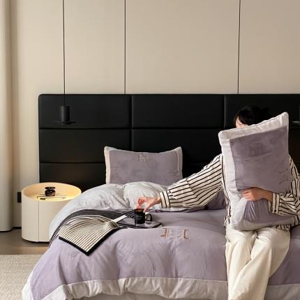 橘滋 2022新款秋冬高端牛奶绒四件套-拼角H模特图 H灰紫