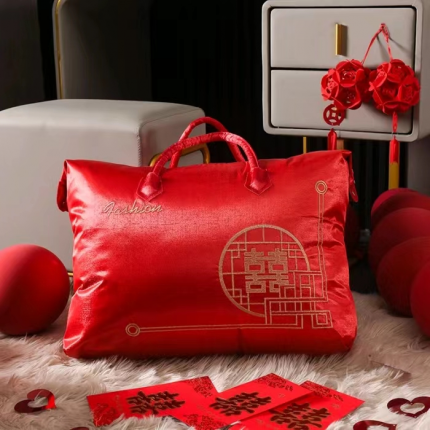 91家纺网 家纺一手货源 找家纺 总）魅图 2025婚庆加厚德绒绣花大红被春秋被冬被喜被婚庆被