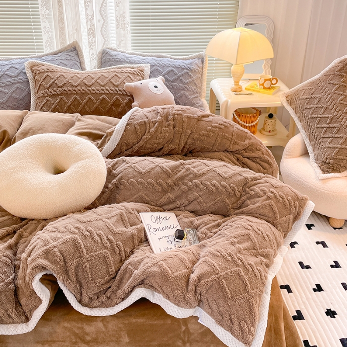 91家纺网 家纺一手货源 找家纺 贝拉梦 2023款高克重塔芙绒纯色素色牛奶绒四件套 塔芙奶咖