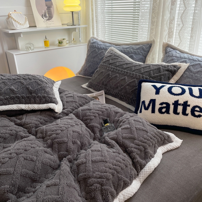 91家纺网 家纺一手货源 找家纺 贝拉梦 2023款高克重塔芙绒纯色素色牛奶绒四件套 塔芙深灰