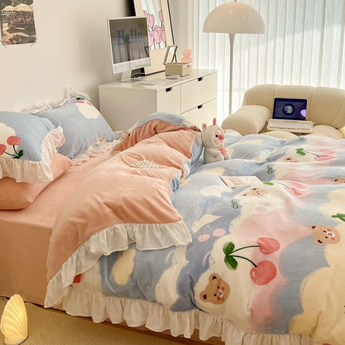 91家纺网 家纺一手货源 找家纺 昔可 2022新款花边牛奶绒四件套 彩虹樱桃熊