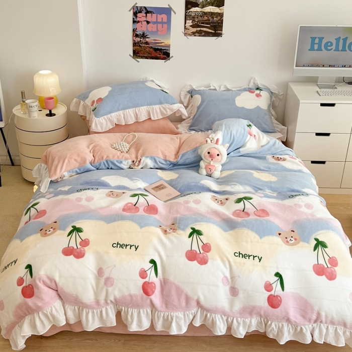 91家纺网 家纺一手货源 找家纺 昔可 2022新款花边牛奶绒四件套 彩虹樱桃熊