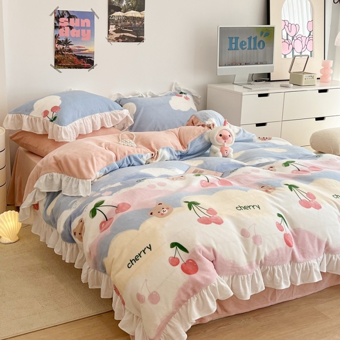 91家纺网 家纺一手货源 找家纺 昔可 2022新款花边牛奶绒四件套 彩虹樱桃熊