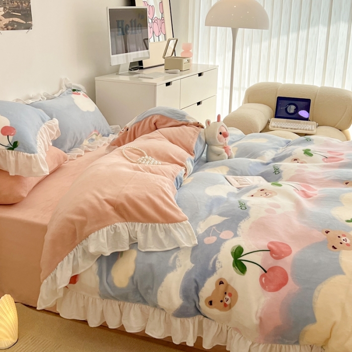 91家纺网 家纺一手货源 找家纺 昔可 2022新款花边牛奶绒四件套 彩虹樱桃熊