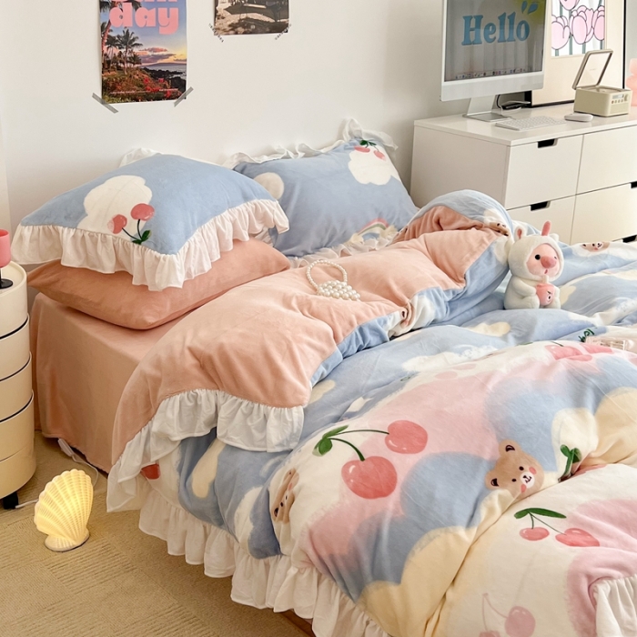 91家纺网 家纺一手货源 找家纺 昔可 2022新款花边牛奶绒四件套 彩虹樱桃熊