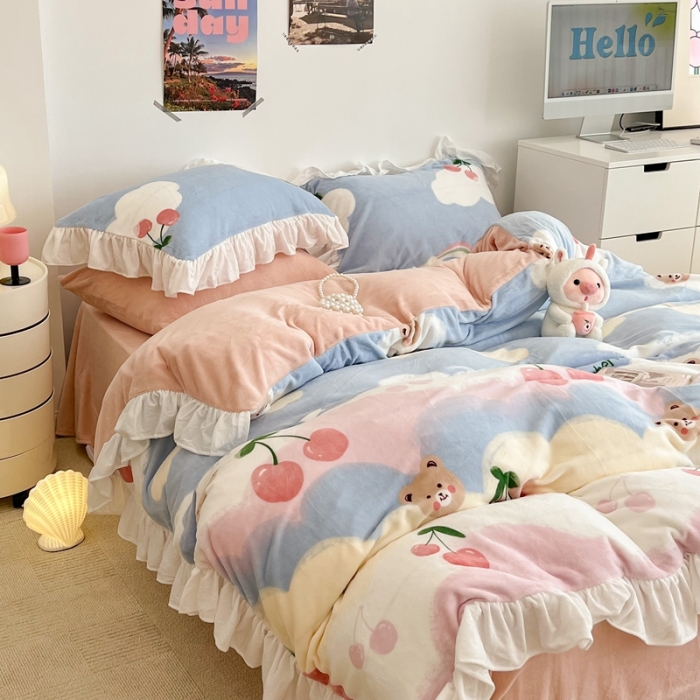 91家纺网 家纺一手货源 找家纺 昔可 2022新款花边牛奶绒四件套 彩虹樱桃熊